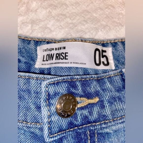 Women’s REFUGE brand new distressed cut off denim shorts low rise size 5 - Picture 2 of 9